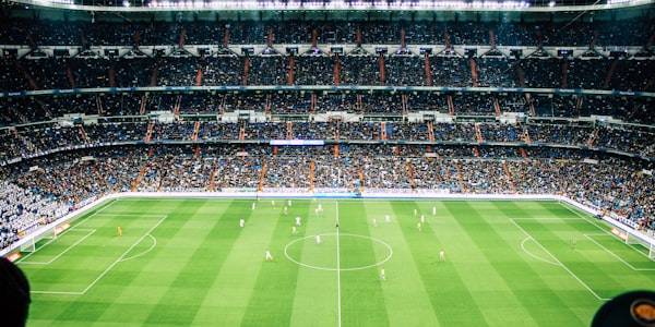 梅西与姆巴佩在比赛中对抗的精彩镜头